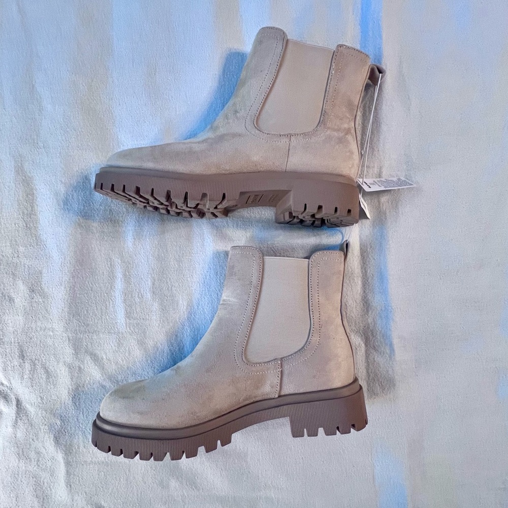 Old Navy Taupe Faux Suede‎ Chelsea Boot Chunky Heel Women’s Size 8.5, NWT - Picture 9 of 12
